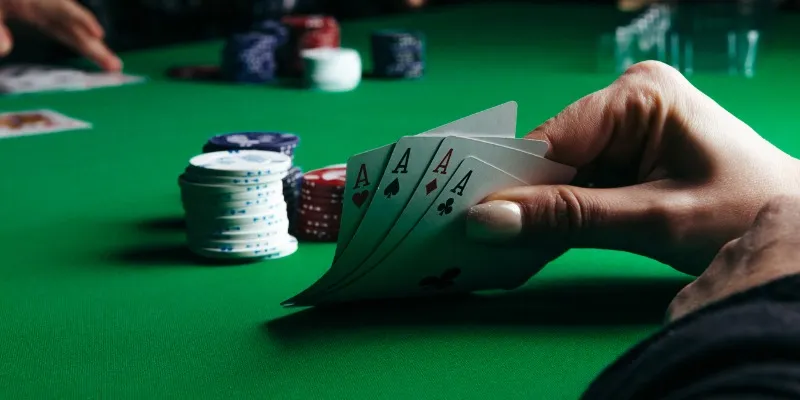 Poker Kubet - Tham gia game bài trí tuệ tại nhà cái uy tín 4 Cao thủ Kubet chia sẻ mẹo chơi Poker chắc thắng